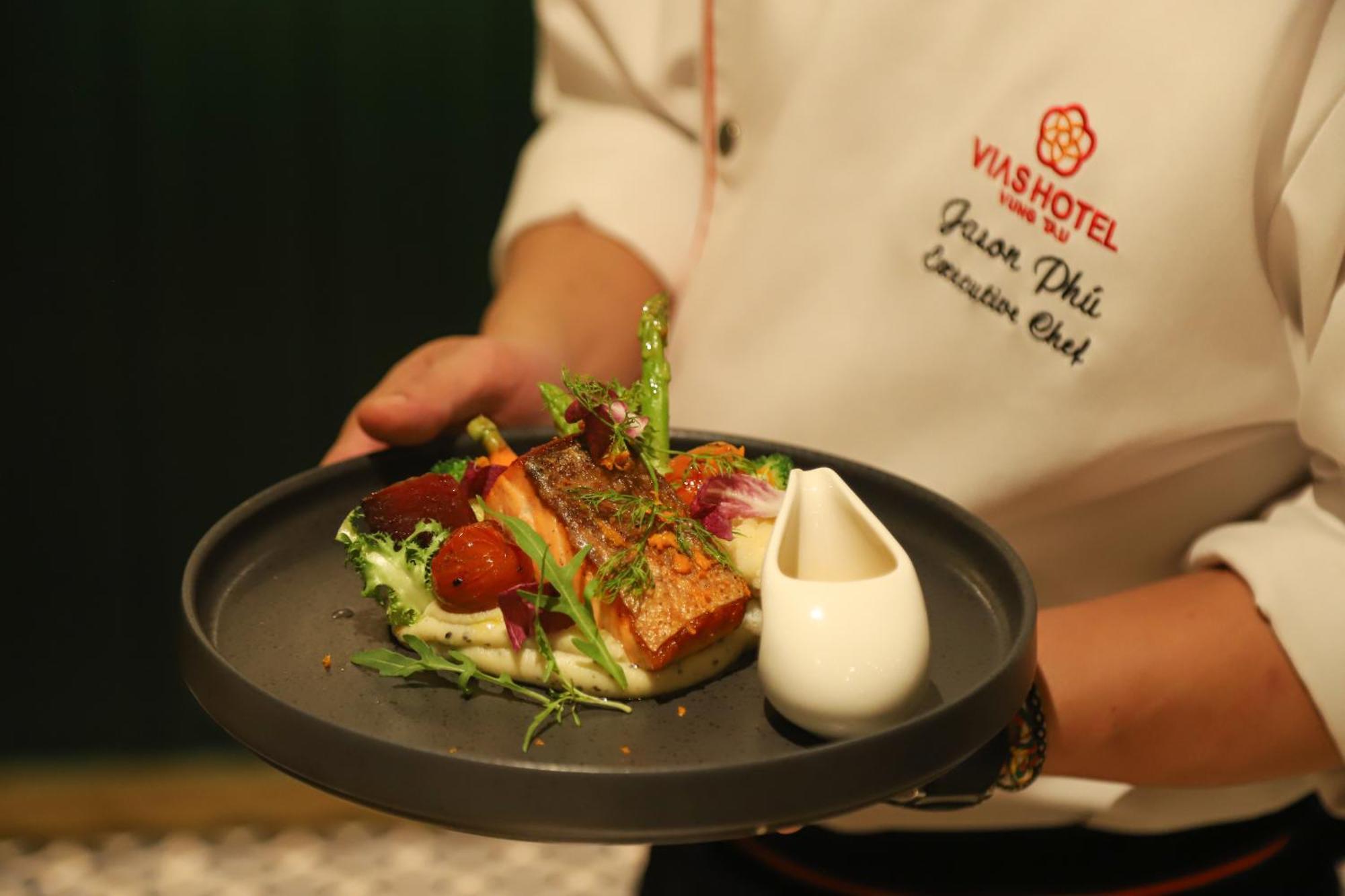 Vias Hotel Vung Tau - Transportation Included Exterior foto A chef serving a prepared meal