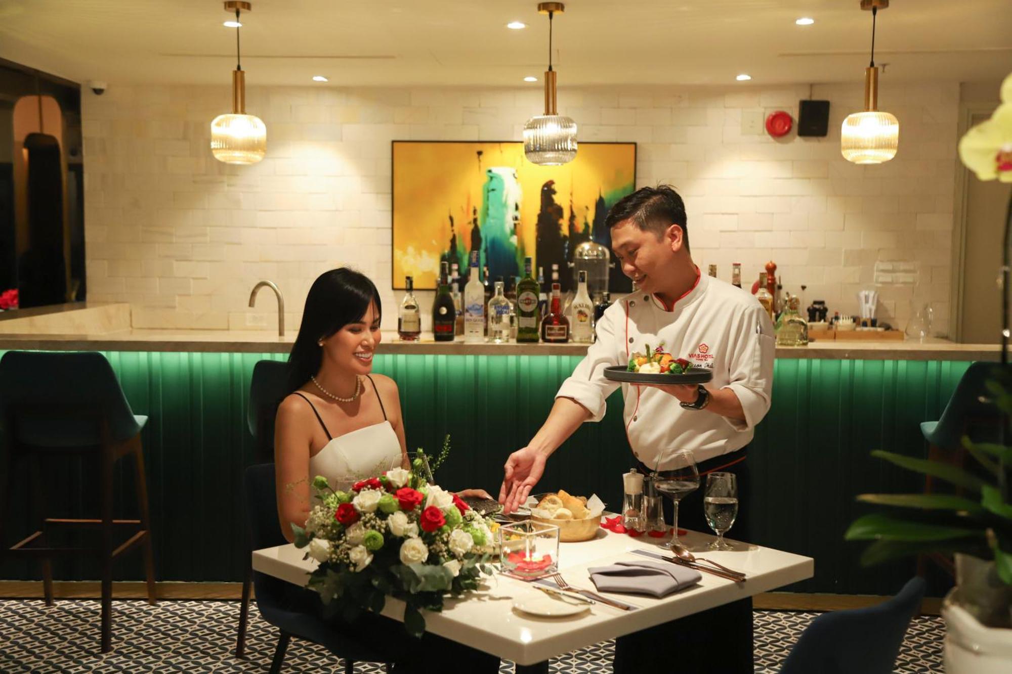 Vias Hotel Vung Tau - Transportation Included Exterior foto A bartender serving a guest at the bar